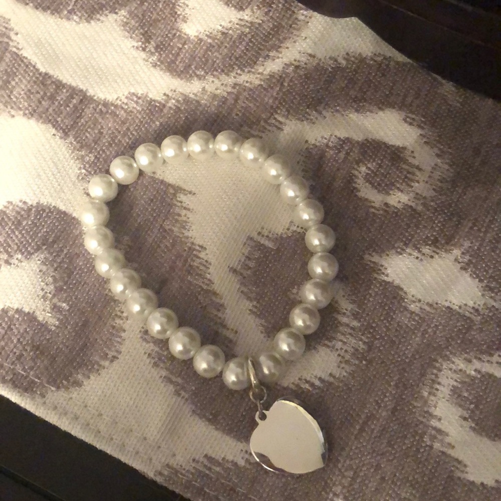 Pearl stretchy bracelet with heart charm